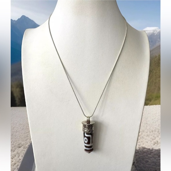 Vintage Hand Carved Floral Pattern Tibetan Akate(Dzi) Amulet Silver Pendant 12gr - Picture 6 of 9